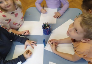 dzieci pisza list
