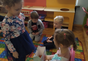 Dziewczynka składa życzenia