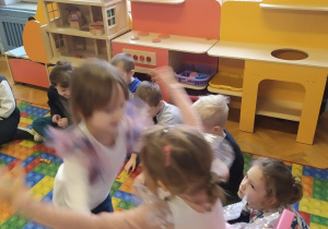 Dziewczynka składa życzenia
