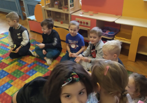 Dziewczynka składa życzenia