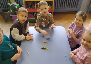 Dzieci lepia z plasteliny