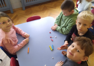 Dzieci lepia z plasteliny