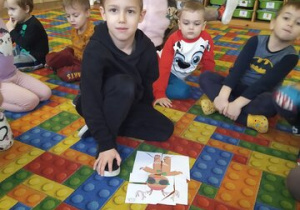 chłopiec układa puzzle