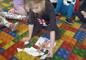 dziewczynka układa puzzle