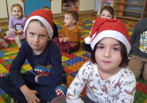 dzieci w czapkach mikołaja