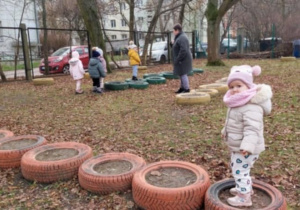 Zabawy w ogrodzie przedszkolnym