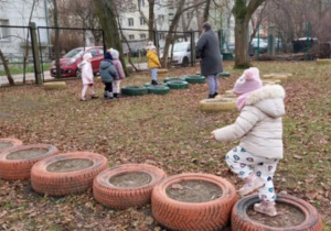 Zabawy w ogrodzie przedszkolnym