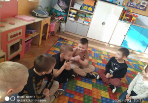 Dzieci bawią się
