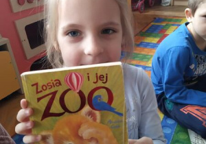 dziewczynka pokazuje książkę