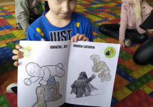 chłopiec opowiada o książce