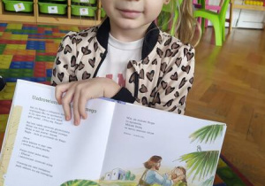 dziewczynka opowiada o książce
