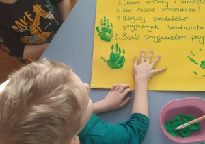 Chłopiec podpisuje kodeks