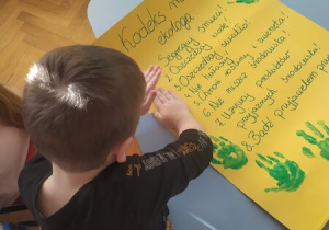 Chłopiec podpisuje kodeks