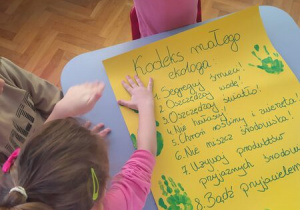 Dziewczynka podpisuje kodeks