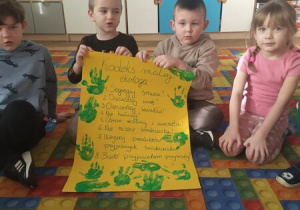 dzieci trzymaja plakat
