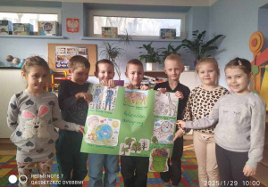 Dzieci trzymają plakat
