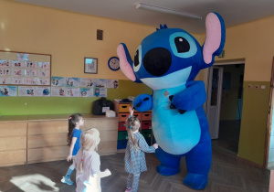 Stitch wita się z dziećmi