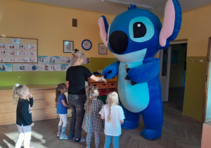 Stitch wita się z dziećmi