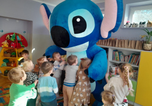 Stitch wita się z dziećmi