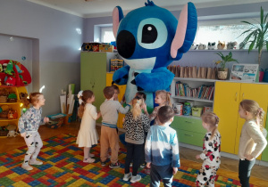 Stitch wita się z dziećmi