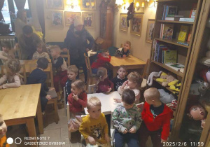 dzieci czekaja na przedstawienie
