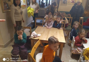 Dzieci czekają na przedstawienie