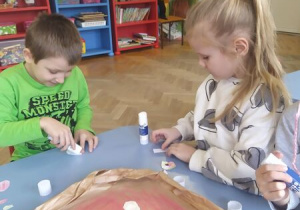 Dzieci przykleją składniki