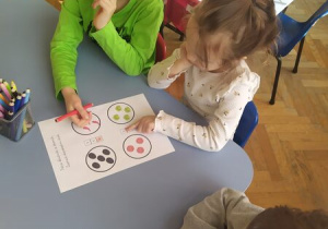 Dzieci uzupełniają kartę pracy