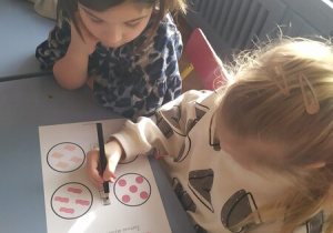 Dziewczynki uzupełniają kartę pracy