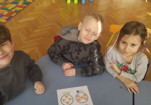 Dzieci uzupełniają kartę pracy
