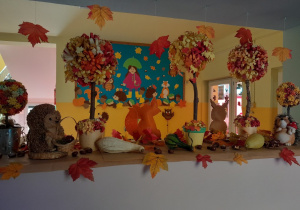 Jesienne dekoracje w holu przedszkola