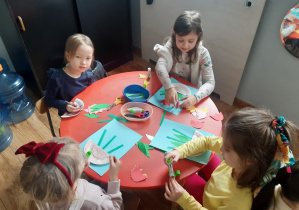 Dzieci tworzą pracę plastyczną - wiosenne tulipany