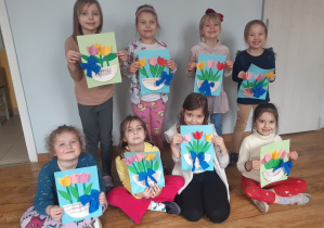 Dzieci tworzą pracę plastyczną - wiosenne tulipany
